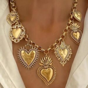 Collar dorado corazones